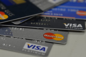 Conheça 3 cartões de crédito que aprovam negativados