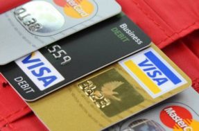 Vale a pena aderir aos cartões de crédito de lojas?