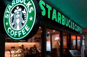 Ao ver adolescente sozinha, barista da Starbucks tem ação heroica: ‘você está bem?’