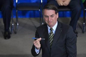 Bolsonaro assina MP com regras para contratar servidores temporários