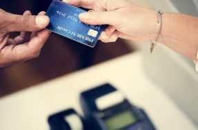 Confira por que você não deve emprestar seu cartão de crédito
