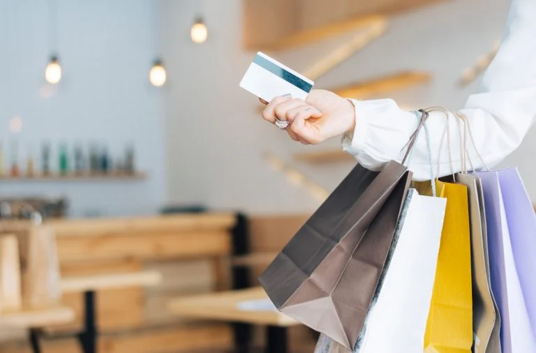 Mudança no IOF pode deixar as compras com cartão de crédito no exterior mais baratas