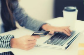 É melhor pagar o valor mínimo do cartão de crédito ou parcelar?