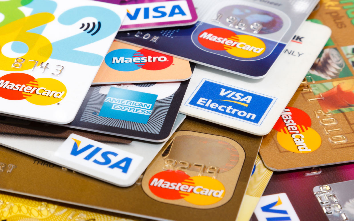 Compensa fazer empréstimos no cartão de crédito para sair do ‘vermelho’?