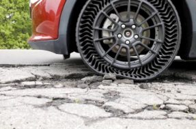 Tesla roda com pneus Goodyear sem ar e surpreende especialistas