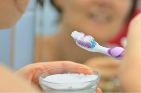 Clareamento dental caseiro com bicabornato funciona? É seguro?