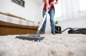 Aprenda a tirar o mau cheiro do seu tapete com esses métodos simples
