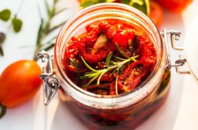 Por que é melhor comer tomate cozido do que cru? Entenda