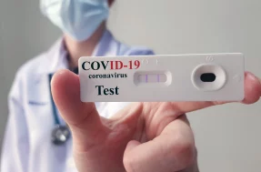 Estou com suspeita de Covid, devo fazer teste de antígeno ou PCR?