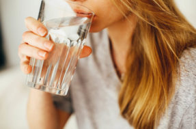 Experimente tomar pelo menos 2 litros de água por dia e veja o que acontece