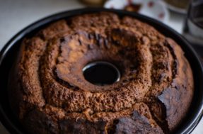 Receita sem farinha e ovo: bolo de chocolate fácil e gostoso