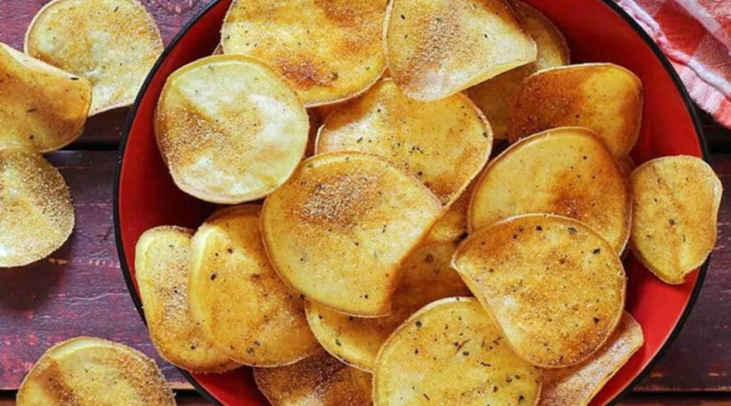 Chips de batata feitos na airfryer para comer vendo série ou filme