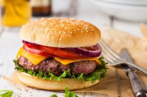 Hambúrguer caseiro na airfryer: delicioso e super rápido de fazer
