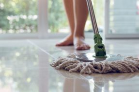 Aprenda fórmula caseira potente para facilitar a limpeza do piso da casa