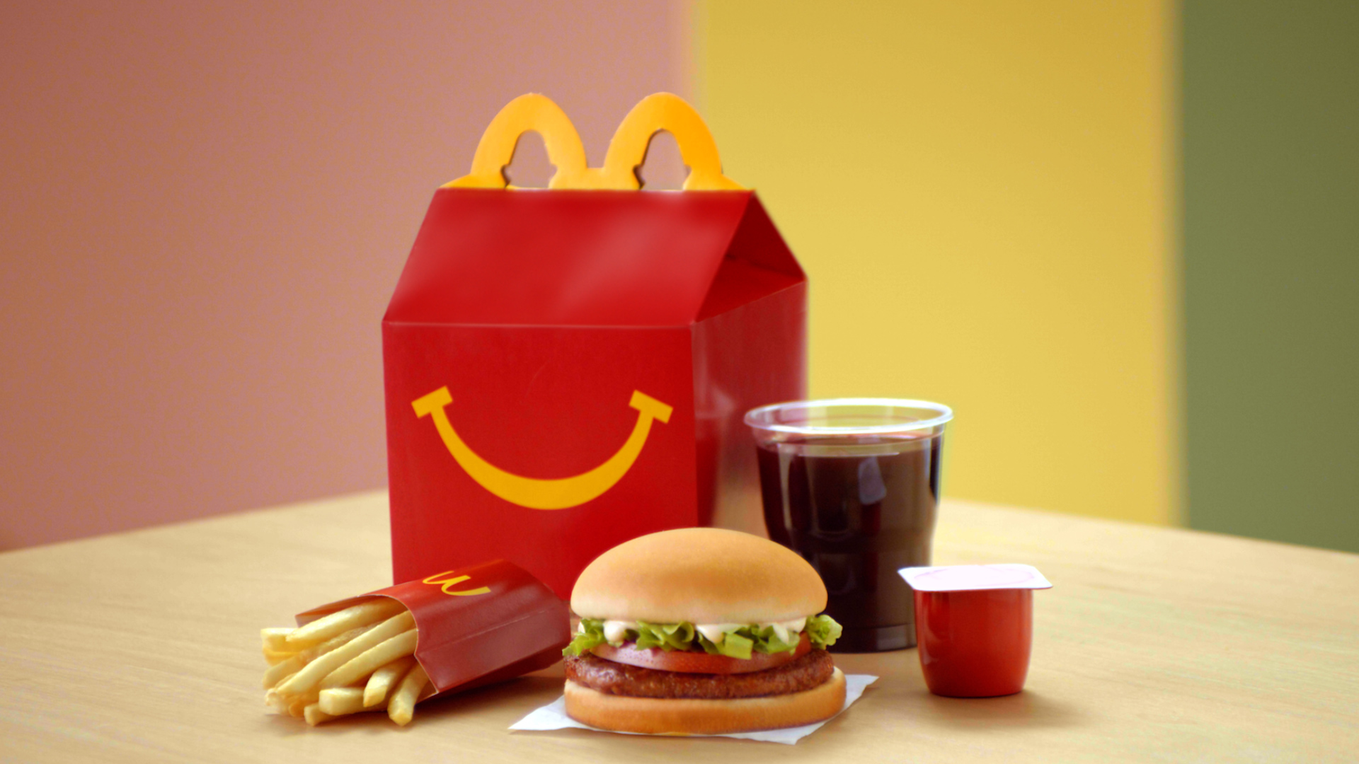 McDonald's traz de volta personagens clássicos dos anos 80 em edição  limitada do McLanche Feliz, mas só para adultos