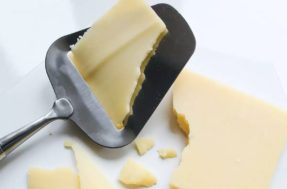 Aprenda a fazer uma receita de queijo caseiro muito rápido e fácil! Só vai 2 ingredientes