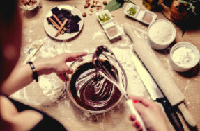 Aprenda fazer uma receita de bolo de chocolate com mousse de maracujá