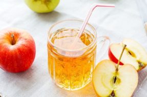 Suco detox de maçã com mamão promete eliminar os quilos extras
