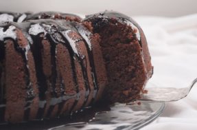 A melhor receita de bolo de chocolate molhadinho: aprenda como fazer