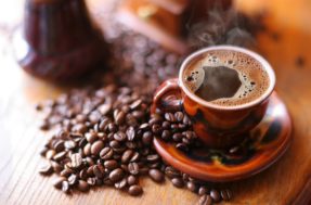 Beber café todo dia faz mal para o intestino?