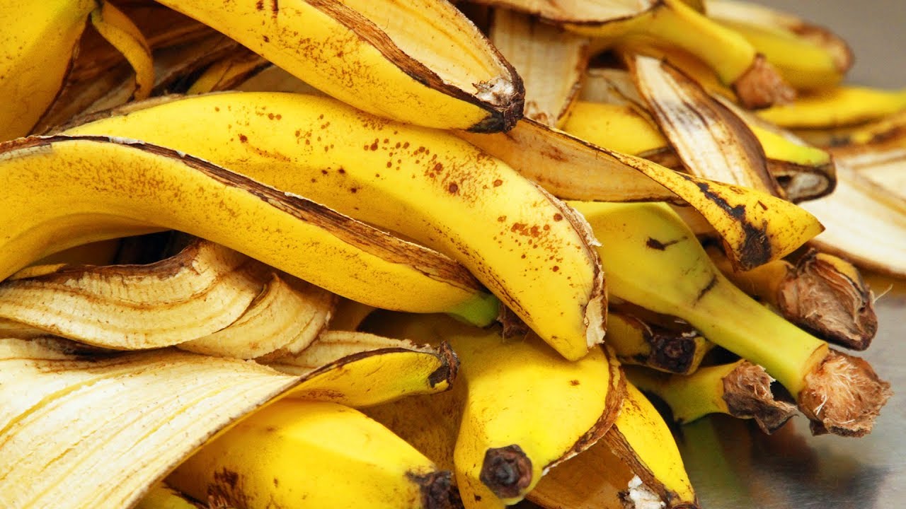 Mãe desenha em cascas de banana para incentivar filho a comer bem