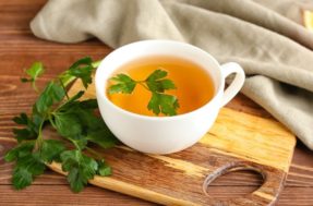 Chá de salsinha pode ser utilizado para potencializar dietas de emagrecimento