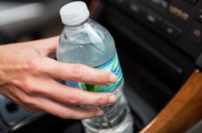 Assustador: garrafas de água podem conter mais bactérias que a privada