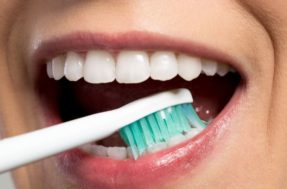 Sua escova de dentes pode estar imunda! Aprenda a limpá-la corretamente