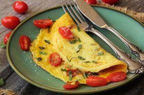 Aprenda essa receita para fazer uma omelete deliciosa na airfryer; veja o passo a passo
