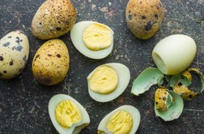 Aprenda a descascar ovos de codorna de maneiras fáceis e rápidas