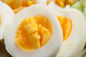 Como evitar que o ovo cozido se quebre na água?