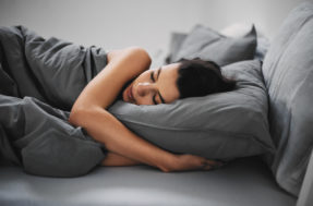 A maneira que você dorme pode evitar doenças degenerativas; saiba como