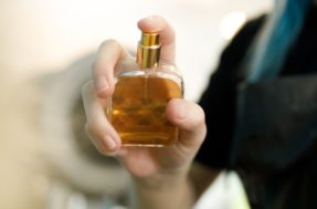 Truque com vaselina viralizou no TikTok e faz o perfume durar o dia inteiro