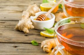 Mistura de mel, limão e gengibre para curar a dor de garganta