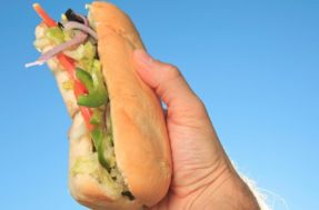 Fast food famoso dá sanduíche de graça para sempre – mas há condição