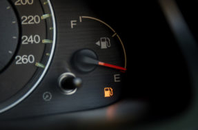 Gasolina: rodar na reserva realmente estraga carro ou é mito?