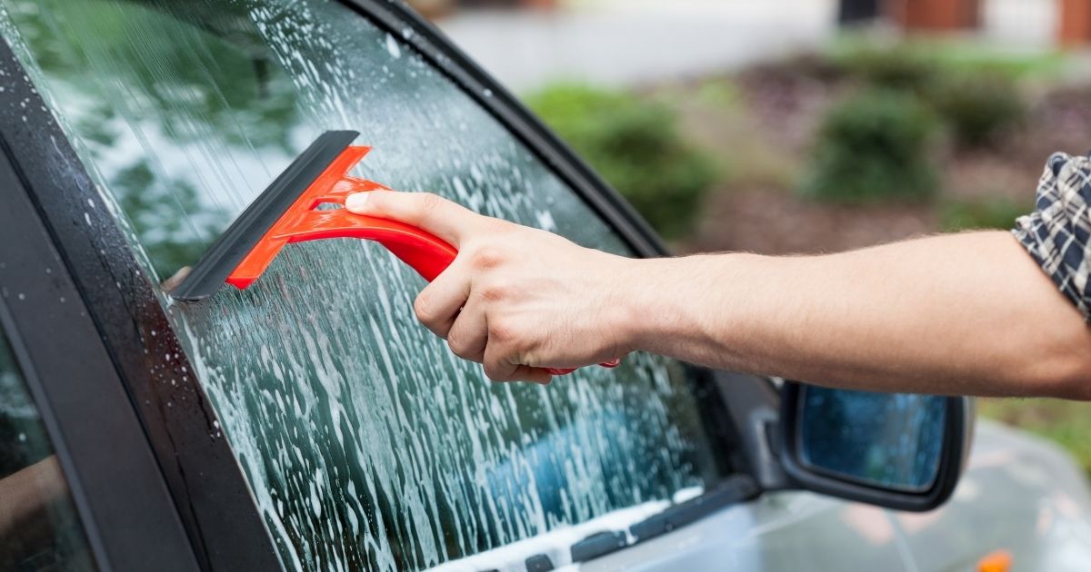 4 misturinhas caseiras para limpar o vidro do carro sem deixar embaçado