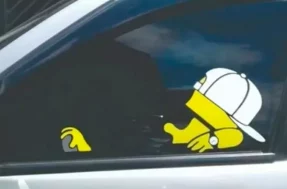 Adesivo dos Simpsons vira moda e compromete segurança do veículo