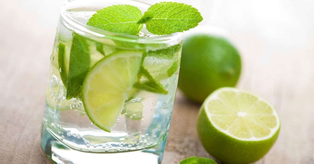 Benefícios incríveis de tomar água com limão todo dia: confira quais são