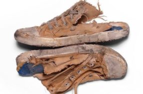 À venda por quase 10 mil reais, novo tênis de grife tem aparência destruída