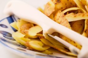 Aprenda 3 receitas incríveis para reaproveitar a casca de batata na cozinha