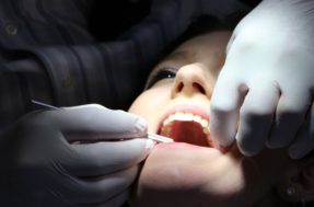 Cuidar dos dentes pode ser uma das condições para receber o Auxílio Brasil