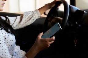 Quais são os riscos de dirigir com o celular nas mãos