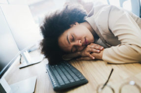 Dormir no trabalho dá demissão por justa causa?