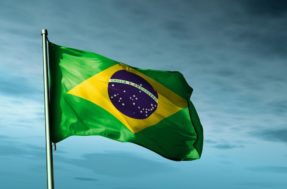 Receita Federal está de olho em cantora que pisou na bandeira do Brasil em show