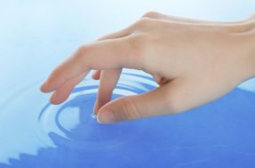 Benefício secreto: razão pela qual seus dedos ficam enrugados na água