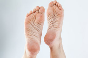 Esquecidos no banho: 3 consequências graves de não lavar os pés todos os dias