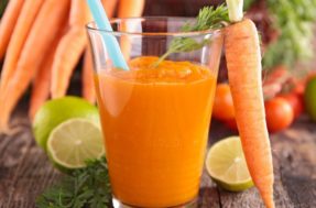 Alívio da dor nas articulações: aprenda delicioso smoothie de cenoura e cúrcuma