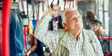 Idosos têm direito a 7 benefícios além da aposentadoria; veja quais são