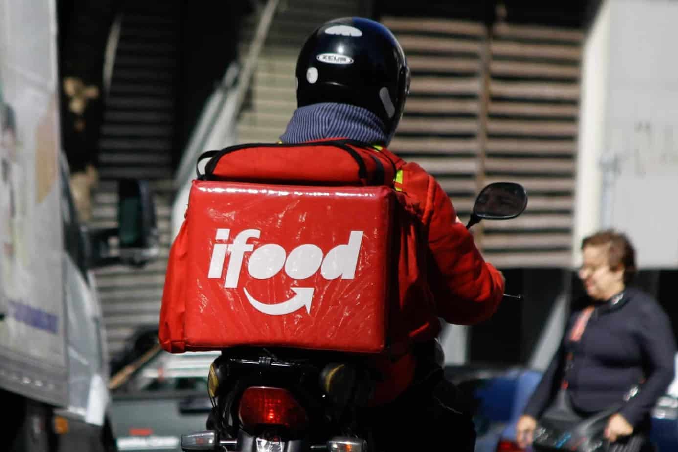 Entregador do iFood é obrigado a subir até o apartamento? Veja o a lei diz